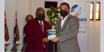 somo jr Minister Bronto Somohardjo van Binnenlandse Zaken (BiZa) heeft op maandag 30 Mei het rapport ‘Gender-Based climate resilience analysis for the Republic of Suriname’ in ontvangst genomen. De ceremoniële overhandiging geschiedde in het Marriot Hotel.