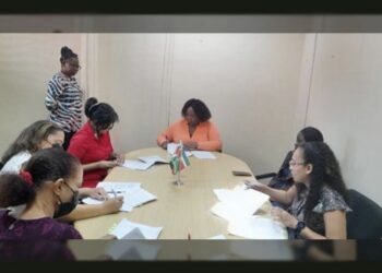 sozavo ondertekening Het ministerie van Sociale Zaken en Volkshuisvesting (SoZaVo) heeft contracten getekend voor een project waarmee een minimaal inkomen kan worden verzekerd voor kwetsbare groepen die het moeilijk hebben door de huidige financieel-economische situatie.