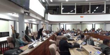 stemming mop Met 32 stemmen voor en 11 tegen  is het Meerjaren Ontwikkelingsplan 2022-2026 (MOP) aangenomen in De Nationale Assemblee aan de vooravond van maandag 20 december. De fractie van de NDP en  de BEP waren het niet eens met de motie en  de NDP heeft  tegengestemd. De leden van de BEP liepen tijdens de stemming weg en hebben  noch voor- noch tegengestemd.