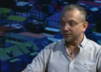steven debipersad1 5 De VES-voorzitter trekt zijn kritische bril aan als hij een terugblik doet voor 2022. Hij benadrukt dat het vorig jaar gewoon beter kon. "Het is een matig jaar geweest. Aan het begin van het jaar had de samenleving zoveel meer verwacht." Bij de afsluiting van 2021 was de president heel positief stelt hij en dat heeft de samenleving ook vertaald verwacht. Hetgeen dus niet is gebeurd. "Je merkt dat vanaf midden van het jaar de tongen los zijn gekomen". Debipersad zegt dat dit te merken was aan de protesten en kritiek die de regering kreeg. Dit moet volgens de econoom reden zijn dat de autoriteiten werk aan de winkel hebben en de koers gaan wijzigen.