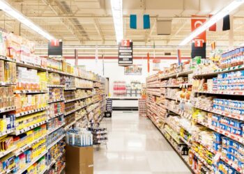 supermarket shelves 2 De Wereldbank heeft in haar laatste beoordeling een lijst opgesteld van 10 landen met de hoogste voedselprijsinflatie. Suriname staat op de negende plaats met een percentage van 40% ten opzichte van november 2021, terwijl Zimbabwe op de eerste plaats staat met maar liefst 321%.