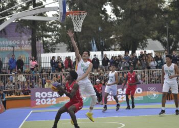 sur bol 2 1 scaled Overhaastig spel en het niet uitvoeren van het speelplan heeft Suriname een plaats in de kwartfinale van de 3x3 basketbal gekost van de derde Zuid-Amerikaanse Jeugdspelen. In Rosario, Argentinië verloor ons land zaterdag in de Parque independencia de achtste finale van Bolivia met 13-15.
