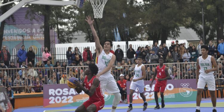 Basketballers: “We verloren ons zelf” 1 sur bol 2 1 scaled Overhaastig spel en het niet uitvoeren van het speelplan heeft Suriname een plaats in de kwartfinale van de 3x3 basketbal gekost van de derde Zuid-Amerikaanse Jeugdspelen. In Rosario, Argentinië verloor ons land zaterdag in de Parque independencia de achtste finale van Bolivia met 13-15.