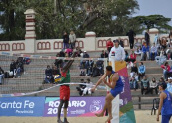 sur col 3 scaled  Beachvolleyballers Meson Anakaba en Jonovan Wijngaarde zijn op de twaalfde plaats geëindigd van de derde Zuid-Amerikaanse Jeugdspelen. In Rosario werd zaterdag de wedstrijd voor de elfde/twaalfde plaats verloren, met twee sets (15-21 en 18-21) van Miguel Cardona en Julian Contreras (Colombia) in La Rural Estadio Arena.