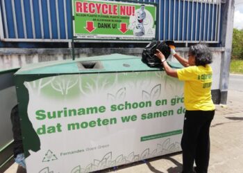 suresur 3 Het ministerie van Ruimtelijke Ordening en Milieu (ROM) heeft opdracht gegeven voor een geïntegreerd afvalbeheer. Het ingenieursbedrijf ILACO Suriname NV heeft daarom een presentatie gehouden over de voorbereidingen van een geïntegreerd afvalbeheer plan voor Suriname. Deze presentatie is donderdag gehouden voor alle betrokken actoren aan dit project en heeft als doel het gedeponeerd afval zoveel mogelijk te verminderen en efficiënt te verwerken.