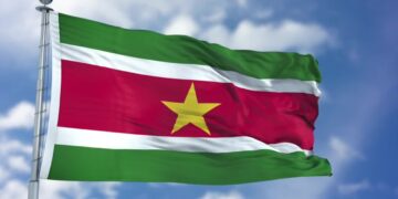suriname flag De Suriname Cultural Community, onder leding van Neisha Louhar, heeft op maandag 22 november een vlaghijsingsceremonie gehouden. Dit vond plaats op het balkon van het stadhuis van New Jersey City, New Jersey, ter gelegenheid van de 46ste onafhankelijkheidsdag van Suriname.