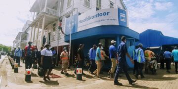 swm 2 Het personeel van de Surinaamse Waterleiding Maatschappij (SWM) heeft de acties die sinds vorige week werden gevoerd,  vandaag rond middernacht opgeheven. Dit bevestigt bondsvoorzitter Dwain Cairo. De vakbondsleider zegt dat het personeel heeft besloten te werken en het protest te stoppen en voorlopig akkoord te gaan met een bedrag van SRD 10.000 als compensatie voor de cao van 2021.