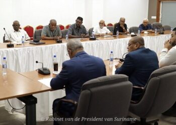 szdhyxdfxvl4k1dui20221210175831 Dit zegt Errol Snijders, voorzitter van De Moederbond en lid van het presidium van de Raad van Vakcentrales in Suriname (Ravaksur), na afloop van een spoedoverleg met president Chandrikapersad Santokhi. Het presidium van Ravaksur heeft zich op 10 december 2022 samen met een regeringsdelegatie onder leiding van president Chandrikapersad Santokhi gebogen over brandende vraagstukken. De directe aanleidingen voor dit onderhoud zijn de koersontwikkeling en de ontwikkelingen op het prijzenfront die directe gevolgen hebben op de samenleving.