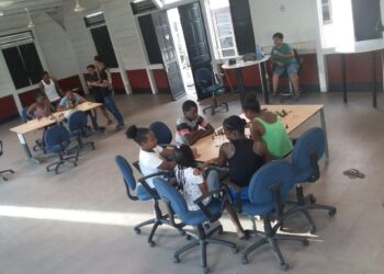 totscha schaken “Hij liep langs de tafels en deelde zijn idee en kennis met de anderen en ze namen het van hem aan”, zegt vader Gezius trots. Aan dit online schaakproject hebben de 9 schakers van de schaakvereniging Totscha deelgenomen, in de leeftijdsklasse 11 tot 18 jaar. Jones: “Als vereniging mogen we zeggen dat het aardig gelukt is en we kijken terug op een geslaagd project. De jonge schakers van Coronie gaan zich nu verder bekwamen in het 'online' schaken, gebruikmakend van het Lichess platform om op die manier hun gedachten en analytisch vermogen aan te scherpen en te blijven schaken.”