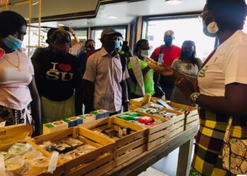Tropenbos Suriname stimuleert: “Mi no be sabi fa mi musu hori wan kasboek”