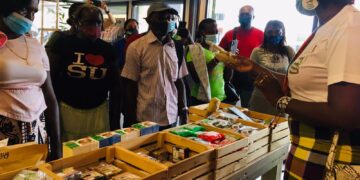 Tropenbos Suriname stimuleert: “Mi no be sabi fa mi musu hori wan kasboek”