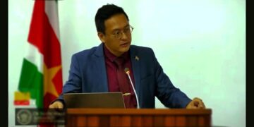 tsang web De regering heeft tot nu toe ruim SRD 1,9 miljard uitgegeven aan particuliere banken via de Open Markt Operaties (OMO’s) van de Centrale Bank van Suriname (CBvS). Deze operaties hebben de staat en de samenleving geen enkel nut bewezen en hebben juist averechts gewerkt. Dit zei parlementariër Stephen Tsang donderdag in De Nationale Assemblee (DNA).