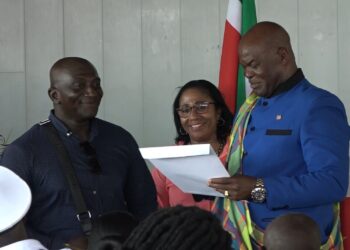 vP GRONDUITGIFTE 466 mensen hebben woensdag hun grondbeschikking ontvangen. Het gaat om bewoners van de wijk Goede Verwachting. De documenten zijn uitgereikt in de zaal van Charisma Ministries.