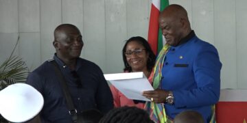 vP GRONDUITGIFTE 466 mensen hebben woensdag hun grondbeschikking ontvangen. Het gaat om bewoners van de wijk Goede Verwachting. De documenten zijn uitgereikt in de zaal van Charisma Ministries.