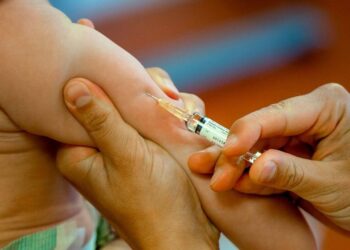 vaccins Het Bureau voor Openbare Gezondheidszorg (BOG) roept de samenleving op om te vaccineren tegen het influenzavirus, dat ook wel griep wordt genoemd.