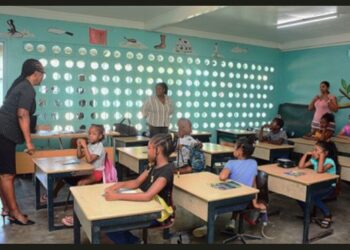 vakantie school klas 1 Op bepaalde scholen waren er op de eerste schooldag niet voldoende stoelen en tafels voor kinderen. De leiding van de scholen heeft op de een of ander manier de kinderen vooralsnog geaccommodeerd. “Ik heb inderdaad signalen gehad over een tekort aan meubilair op bepaalde scholen”, zegt voorzitter Michell Nerkust van de Federatie van Organisaties van Leerkrachten in Suriname (FOLS).