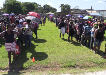 viedselpakketten Stichting Weid Mijn Lammeren heeft donderdag duizend voedselpakketten verdeeld aan hulpbehoevenden op Bronsplein te Frimangron.