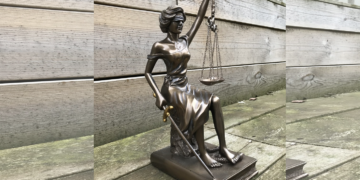 vrouwe justitia png 4 Accountmanager Anoradhadebie M. van De Surinaamsche Bank wordt verdacht van dertien strafbare feiten. Zij was voor dinsdag gedagvaard om zich voor de rechter te verantwoorden. Zij zou meerdere personen hebben opgelicht door het aannemen van een valse naam en/of valse hoedanigheid en/of door een of meer listige kunstgrepen.