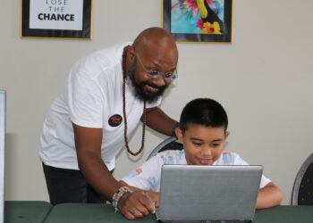Stg wan koni Pikin geeft computercursussen aan kansarme jongeren