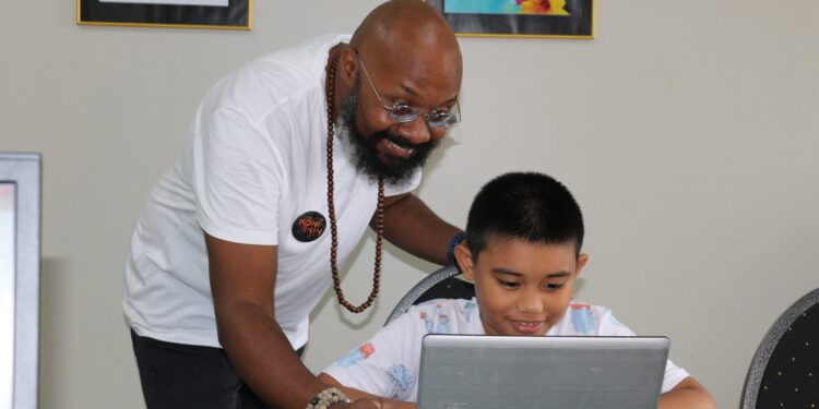 wan koni pikin scaled "Er zijn heel veel mensen die computerlessen kunnen betalen. Maar er is ook een grote groep die het zich niet kan permitteren. En daar wil Stichting Wan Koni Pikin een bijdrage aan leveren, door het geven van gratis computerlessen aan kansarme jongeren." Dit geeft Bryan Isselt, voorzitter van de stichting, aan. Op zaterdag 30 april heeft de launch plaatsgevonden van deze stichting, die zich niet alleen inzet voor kansarme jongeren, maar ook voor de mens met een beperking en senioren burgers.