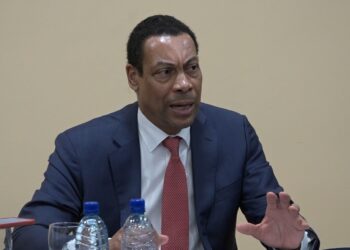 weerwind 1 Weerwind verklapt dat hij vanmorgen ook een gesprek heeft gevoerd met de Surinaamse gezondheidsminister. Een van de onderwerpen die de revue passeerde was de behandeling van sociaal psychisch verwarde personen. Deze mensen kunnen in Nederland behandeld worden. Na de behandeling worden ze weer naar Suriname gestuurd. De personen hebben mogelijk nog behoefte aan ondersteuning. "Dus hoe vul je dat in en hoe pak je dat op. Daar hebben wij over gesproken, want je wil niet dat personen de Surinaamse samenleving ingaan en de samenleving onveilig maken."