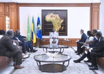 whatsapp image 2022 03 16 at 19.12.26 De voorzitter van De Nationale Assemblee is tijdens zijn bezoek warm ontvangen door de president van Gabon, Ali Bongo Ondimba. De ontmoeting die op 16 maart heeft plaatsgevonden is een bilateraal gesprek tussen Suriname en Gabon, over hoe zij elkaar kunnen ondersteunen in de strijd tegen klimaatsverandering en ook een inspiratie bezoek voor ons land, meldt mediahuis Gabonews in hun berichtgeving.