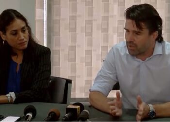 Twee personen tijdens belangrijke persconferentie over Surinaams nieuws en key news suriname.