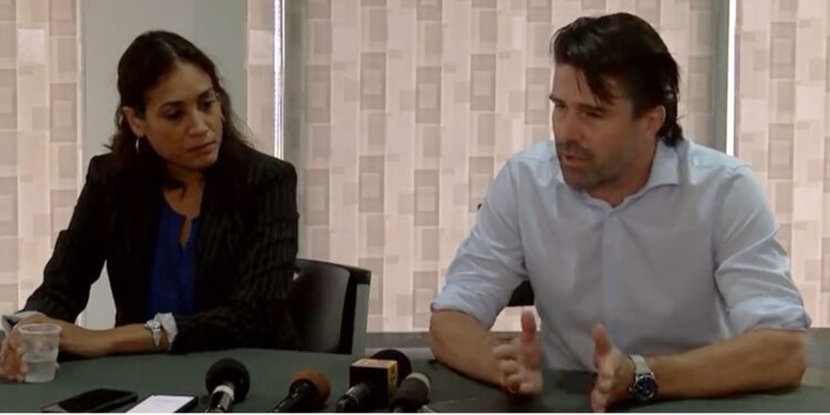 OM dagvaardt Xaviera Jesserun, Paul de Haan en Prenobe Bissesur in SLM-onderzoek 1 Twee personen tijdens belangrijke persconferentie over Surinaams nieuws en key news suriname.