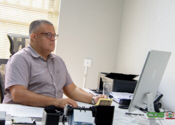 01 1 De eerste kwartaalrapportage is reeds gepubliceerd op de website van de Energie Autoriteit Suriname (EAS), om de samenleving en alle actoren in de energiesector te informeren over de lopende ontwikkelingen. Deze eerste publicatie van voorlopige cijfers van het derde kwartaal van dit jaar, is een weergave van gegevens die zijn aangeleverd door belangrijke instanties in de energiesector, zoals Energiebedrijven Suriname NV (EBS), het ministerie van Financiën en Planning, en Staatsolie Power Company Suriname NV (SPCS) en is in overeenstemming met de wettelijke vereisten zoals vastgelegd in de Elektriciteitswet van 2016.