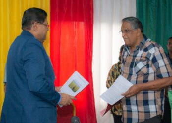 12 President Santokhi installeert 1 “VHP krijgt in 2025 slechts 1 zetel in Nickerie”, zegt de prominente VHP’er Harinandan Oemraw, die ook voorzitter is van de Surinaamse Padieboeren Associatie (SPBA).