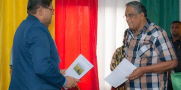 12 President Santokhi installeert 1 “VHP krijgt in 2025 slechts 1 zetel in Nickerie”, zegt de prominente VHP’er Harinandan Oemraw, die ook voorzitter is van de Surinaamse Padieboeren Associatie (SPBA).