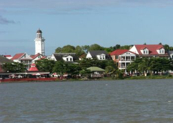 1200px Waterkant seen from Suriname river De kantonrechter heeft in zijn vonnis van 6 november 2023 Waterkant.Net veroordeeld voor het ten onrechte beschuldigen van Suriname Herald. Time Media N.V., die de uitgever van Suriname Herald is, ondernam juridische stappen tegen Waterkant.Net, die op 8 januari 2023 Suriname Herald onterecht van diefstal beschuldigde.