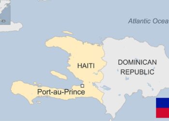 128384507 bbcmp haiti In Haïti hebben vijf medewerkers van een organisatie voor milieubescherming op tragische wijze het leven verloren. Dit gebeurde woensdag tijdens gewelddadige confrontaties met de politie. De incidenten vonden plaats in de buurt van de hoofdstad Port-au-Prince, te midden van aanhoudende protesten die al dagenlang de straten vullen. De demonstranten roepen op tot het aftreden van premier Ariel Henry, zoals vastgelegd in een politiek akkoord uit 2022.