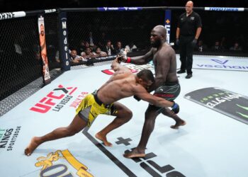 1489861547.0 2 Jairzinho ‘Bigi Boi’ Rozenstruik heeft maar liefst USD 125.000 ontvangen van de UFC voor zijn vechtpartij tegen Braziliaan Jailton Almeida. Door deze nederlaag zakt de Surinaamse vechter op de UFC-ranking van de negende plek naar de twaalfde plek en is zodoende nog verder van een titelgevecht geraakt.