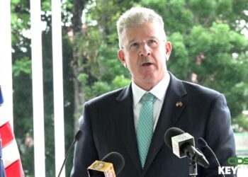 16 Robert Faucher, ambassadeur van de Verenigde Staten van Amerika in Suriname, zei tijdens de eerst gehouden dag ter herdenking van de Amerikaanse en Surinaamse militairen, die ten behoeve van het vechten voor de vrede zijn omgekomen in ons land, dat het bijzonder belangrijk is om stil te staan bij het gebeurde. Deze dag staat meer bekend als ‘Memorial Day’.