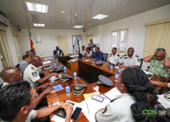 165e5284 35e9 4a54 90f9 cd5b0d3f3e0d Het aantal inbraken en gewelddadige berovingen is toegenomen. Minister Kenneth Amoksi van Justitie en Politie heeft hierover een onderhoud gehad met de korpsleiding om de stijgende criminaliteit een halt toe te roepen. Samen met korpschef Bryan Isaacs, directeur van Justitie en Politie Sharma Lakhisaran, en de overige leiding van het Korps Politie Suriname (KPS) zullen aanvullende maatregelen worden getroffen. Deze vergadering vond plaats op maandag 24 juni 2024 op het ministerie.