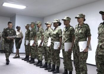 18 officieren De defensieorganisatie heeft nu achttien capabele officieren erbij. Bevelhebber Werner Kioe A Sen zei vandaag tijdens de diploma-uitreiking op de militaire academie dat het in deze tijd niet makkelijk vertoeven is in Suriname. Hij stelt dat de nieuwbakken officieren keiharde besluiten moeten kunnen nemen om Suriname veilig te gaan houden.