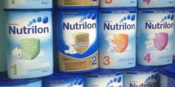 19 ZEKER Burgers 2 De parlementariër zei dat er een schaarste lijkt te zijn aan babyvoeding en vroeg naar bevestiging van de minister. “Is er geen babyvoeding?” Hij meende dat de ouders babyvoeding dringend nodig hebben, want op de markt kost een klein blik al ruim SRD 200. “Wat gaat Volksgezondheid doen?”