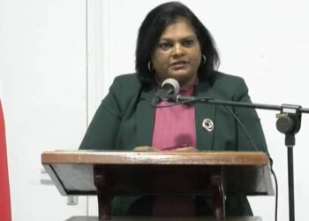 1Mathoera Defensieminister Krishnakoemarie Mathoera zegt dat haar departement niet in de schoenen van de rechterlijke macht zal gaan staan in de kwestie van de 8 Decembermoorden, maar wel werkt aan de orde en rust handhaving rond deze periode.