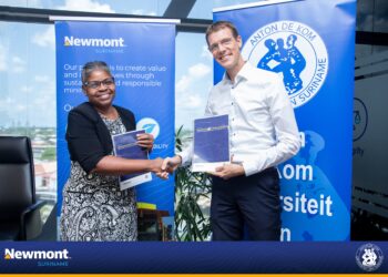 1S3A9966 Met het tekenen van een samenwerkingsovereenkomst hebben de Anton de Kom Universiteit en Newmont Suriname besloten om samen te werken aan kennisuitwisseling en duurzame ontwikkeling. Dat laat de multinational weten in haar berichtgeving.