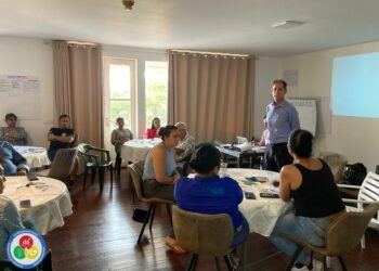 2 2 Ondernemers die in aanmerking zijn gekomen voor de matching grant van het Suriname’s Growth Enterprise (SURGE) programma, zijn in business development getraind.
