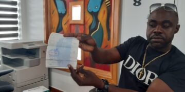 20210420 123055 Zowel JC en RC als andere douaniers die als getuige zijn gehoord, hebben benadrukt dat erin de onderhavige kwestie niet is afgeweken van de douaneprocedures. Zelfs als er achteraf zou zijn gebleken dat Saya te min heeft betaald, dan geeft de ‘douanewet’ genoeg handgreep om eventueel misgelopen belastingen alsnog te vorderen. Hij heeft naderhand begrepen dat hij mogelijk juist teveel heeft betaald, omdat de auto alleen maar voor promotie doeleinden was binnengebracht en na tien maanden moest worden teruggestuurd.