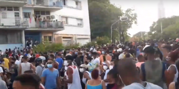 2021 Cuban protests In Cuba groeit de onrust vanwege aanhoudende voedsel- en elektriciteitstekorten, wat eerder deze week leidde tot zeldzame protesten tegen de Cubaanse overheid in Santiago, de tweede stad van het eiland. Op social media circuleren diverse video's van demonstrerende burgers die oproepen tot actie tegen de tekorten.