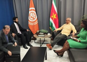 2023.05.01 BIBIS Bezoek SG OEC 02 Tijdens de bijeenkomst tussen de minister en de OEC-functionaris is er informatie uitgewisseld over de oprichting van de OEC, door 27 landen uit Latijns-Amerika, het Caribisch gebied, Afrika, Azië, Midden-Oosten en de Pacifische eilanden. Ook de inzet van de OEC voor het bevorderen van evenwichtig en inclusief onderwijs, evenals het bevorderen van innovatieve technologie en verdere ontwikkeling op het gebied van onderwijs werd aan de orde gesteld.