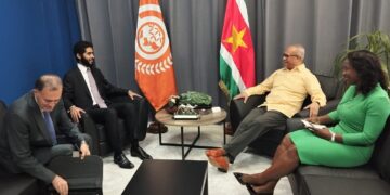 2023.05.01 BIBIS Bezoek SG OEC 02 Tijdens de bijeenkomst tussen de minister en de OEC-functionaris is er informatie uitgewisseld over de oprichting van de OEC, door 27 landen uit Latijns-Amerika, het Caribisch gebied, Afrika, Azië, Midden-Oosten en de Pacifische eilanden. Ook de inzet van de OEC voor het bevorderen van evenwichtig en inclusief onderwijs, evenals het bevorderen van innovatieve technologie en verdere ontwikkeling op het gebied van onderwijs werd aan de orde gesteld.