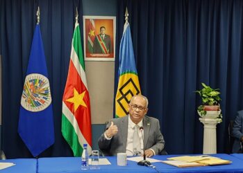 2023.11.20 BIBIS 01 DNA Cie BuZa Minister 1 “Suriname is tot driemaal toe veroordeeld in zaken die te maken hebben met grondenrechten. Er wordt nadrukkelijk naar de rechten van Inheemsen en de Marrons gekeken.” Dit heeft minister Albert Ramdin van Buitenlandse Zaken, International Business en Internationale Samenwerking (BIBIS) tijdens de persconferentie aangegeven op woensdag 3 april, na afloop van de regeringsvergadering.