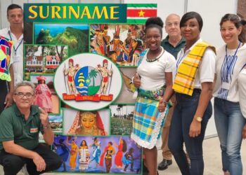 2023.11.26 BIBIS 03 Cuba Bazaar groep Op zondag 26 november 2023 heeft de ambassade van de Republiek Suriname in Havana, Cuba, geparticipeerd aan een internationale bazaar georganiseerd door de Association of Spouses of Diplomats Accredited in Cuba (ACDACU) en had als thema “Rond de wereld in 8 uren”. Vijftig ambassades uit alle continenten verdeeld over meer dan zeventig stands maakten deel uit van het evenement. Tijdens deze bazaar werd kunst, cultuur en culinair aan de bezoekers gepresenteerd.