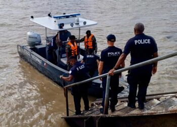 2023.11.28 BIBIS DIS 02 River Council Tussen Suriname en Frans-Guyana is besloten om gezamenlijke vaarpatrouilles uit te voeren. Dat laat het ministerie van Defensie weten. Suriname en Guyana nemen beide deel aan de River Council. Dit is een veiligheidswerkgroep waar verschillende autoriteiten die belast zijn met veiligheid, samen werken om de grenzen te bewaken.