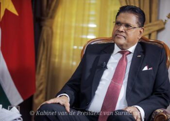 20230224120540 O6A9283 Gesprekken voeren op nationaal niveau waarbij eenieder mag meedenken en oplossingen kan aandragen voor de ontwikkeling van Suriname. Dit is de strategie die de regering wil toepassen om Suriname weer leefbaar te maken.