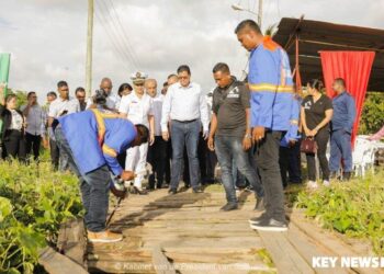 20230520182007 O6A5618 In het district Saramacca, met name Groningen, zullen in de komende periode tal van bouw- en renovatieprojecten worden uitgevoerd. Dit liet districtscommissaris Sherin Bansi-Durga op zaterdag 20 mei 2023 weten bij de oplevering van de gerenoveerde steiger en het theehuisje langs de Saramaccarivier in Groningen.